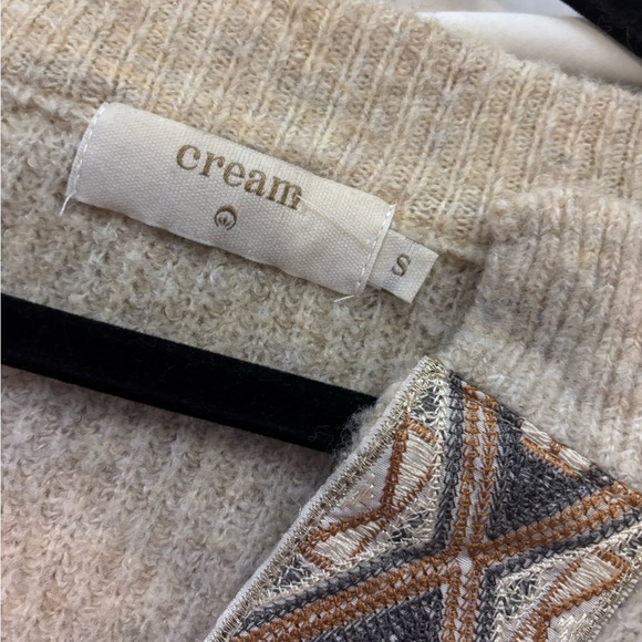 Chic Beige V-Neck Sweater with Intricate Pattern - Picture 8 of 9